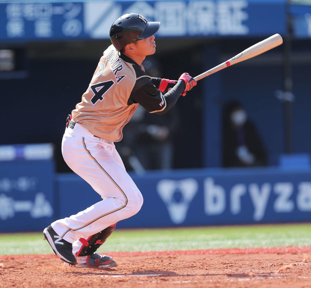 DeNA対日本ハム　4回表日本ハム2死、中越えソロ本塁打を放つ野村（撮影・河田真司）