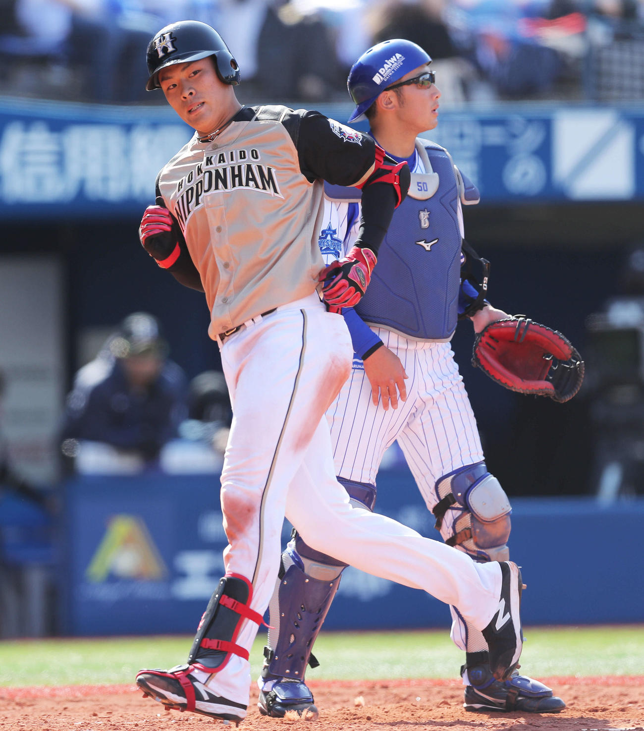 DeNA対日本ハム　4回表日本ハム2死、中越えソロ本塁打を放ち生還する野村。捕手山本（撮影・河田真司）