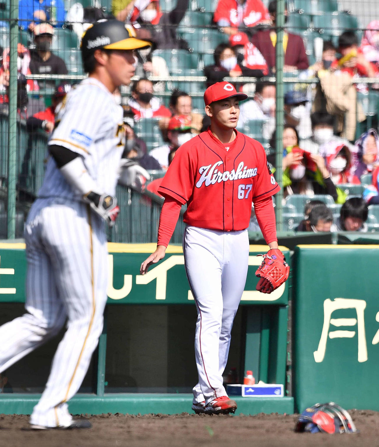 阪神対広島オープン戦　3回裏阪神無死一、二塁、近本の適時二塁打で長坂（左）の生還を許す中村祐（撮影・上田博志）