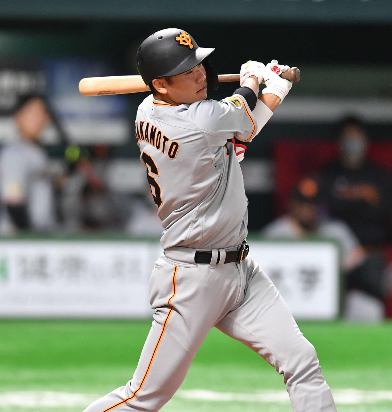 ソフトバンク対巨人　1回表巨人1死一塁、坂本は右前安打を放つ（撮影・岩下翔太）