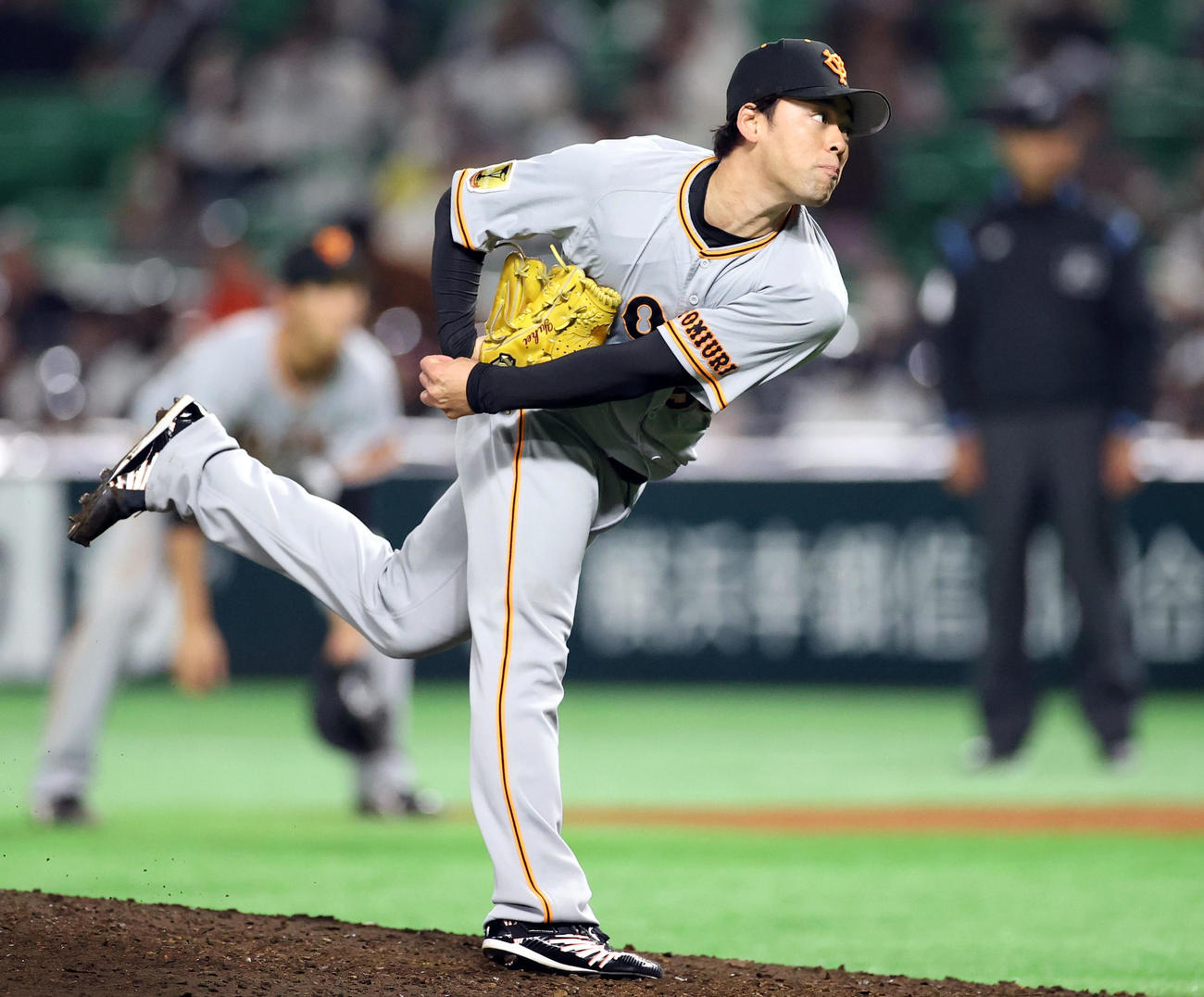 ソフトバンク対巨人　6回裏から登板する高梨（撮影・狩俣裕三）