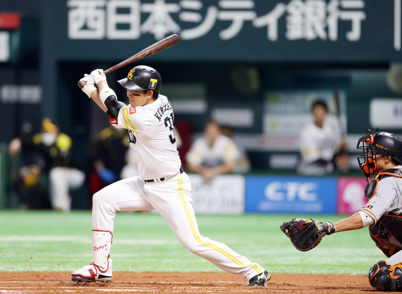 ソフトバンク対巨人　7回裏ソフトバンク1死二、三塁、二ゴロに打ち取られる栗原だが、その間に三塁走者牧原大が生還する（撮影・狩俣裕三）