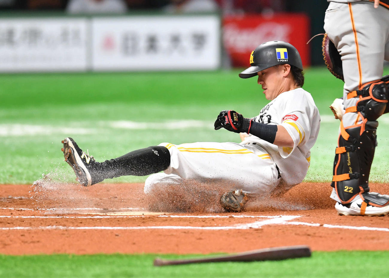 ソフトバンク対巨人　6回裏ソフトバンク1死二、三塁、栗原の二ゴロの間に本塁へ滑り込んで先制する牧原大（撮影・岩下翔太）