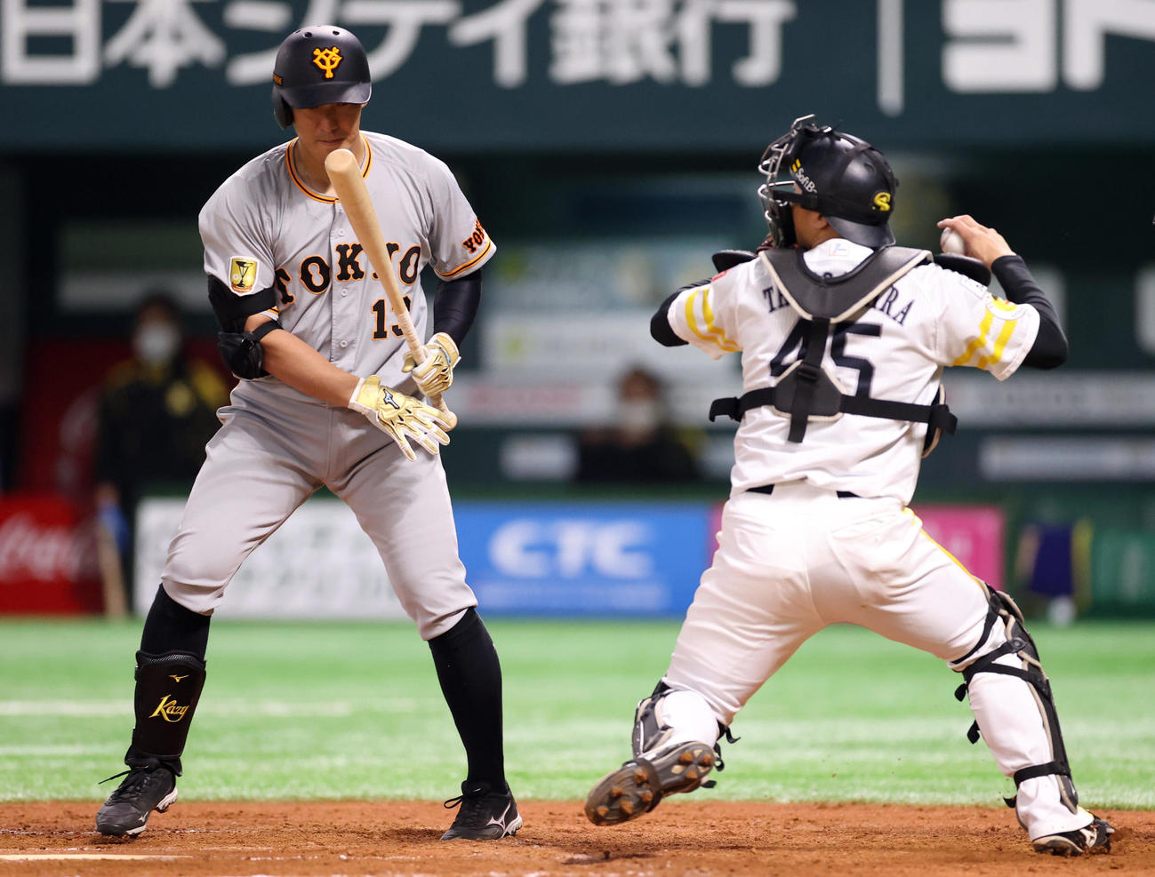 ソフトバンク対巨人　8回表巨人1死一塁、増田大の二盗を刺す谷川原（右）。打者梶谷（撮影・狩俣裕三）