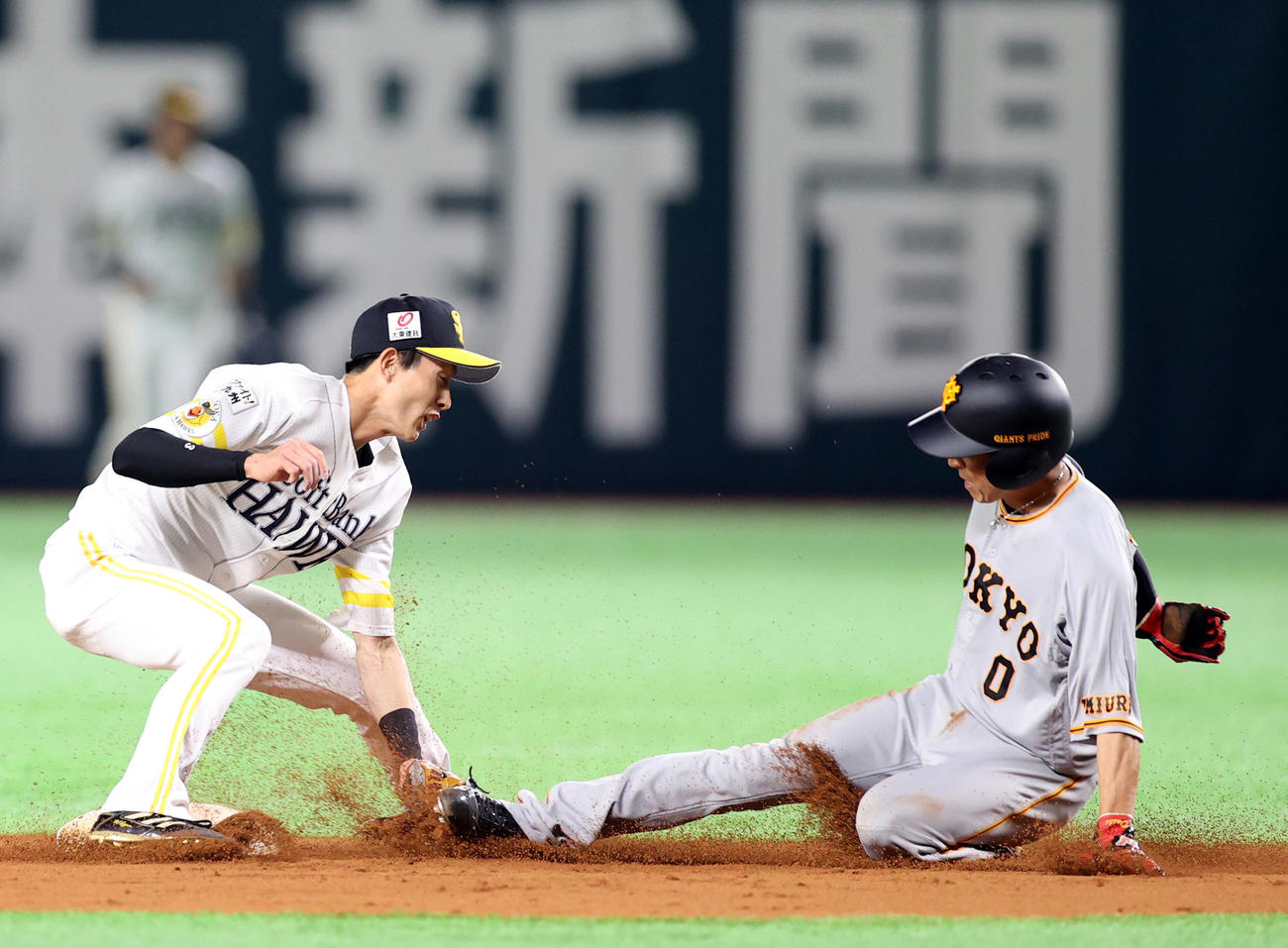 ソフトバンク対巨人　8回表巨人1死一塁、二盗を失敗する増田大（右）。左は周東（撮影・狩俣裕三）