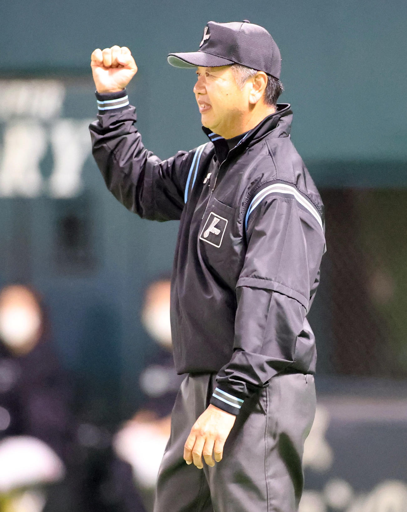 ソフトバンク対巨人　8回表巨人1死一塁、増田大の二盗を失敗で原監督からのリクエストを受け、判定通りアウトを示す嶋田塁審（撮影・狩俣裕三）