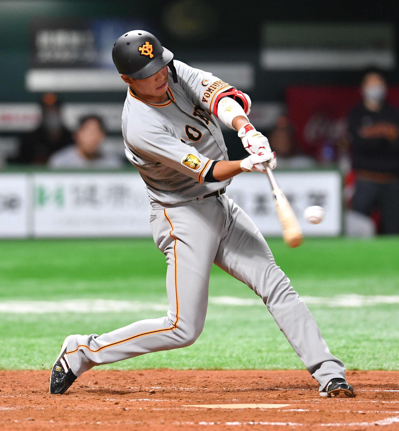 ソフトバンク対巨人　3回表巨人2死、坂本は左翼線へ二塁打を放つ（撮影・岩下翔太）