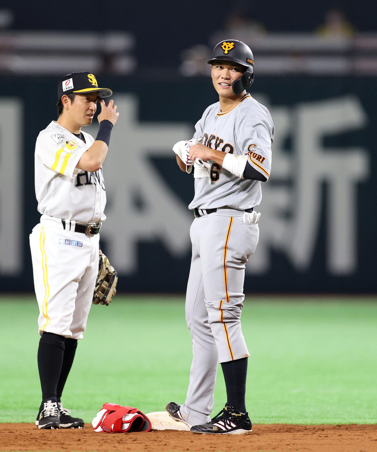 ソフトバンク対巨人　3回表巨人2死、二塁打を放ち、笑顔を見せる坂本（右）。左は川島（撮影・狩俣裕三）