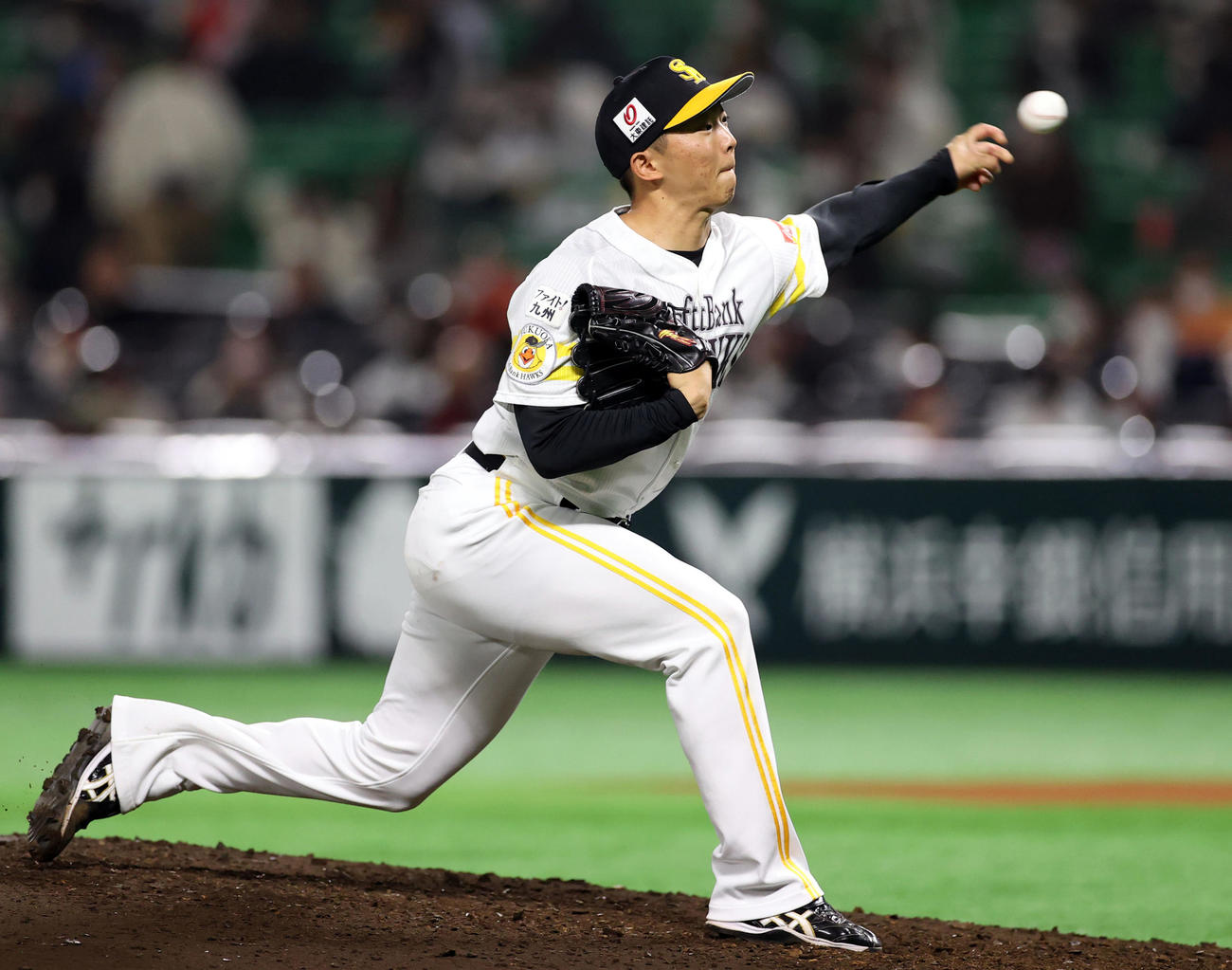 ソフトバンク対巨人　6回表から登板する川原（撮影・狩俣裕三）
