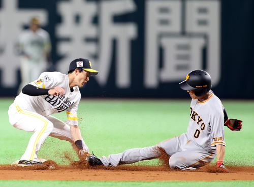 ソフトバンク対巨人　8回表巨人1死一塁、二盗を失敗する増田大（右）。左は周東（撮影・狩俣裕三）