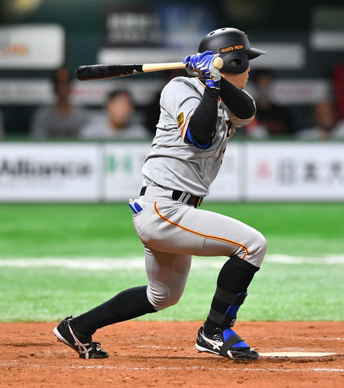 ソフトバンク対巨人　8回表巨人2死二塁、松原は左前安打を放つ（撮影・岩下翔太）
