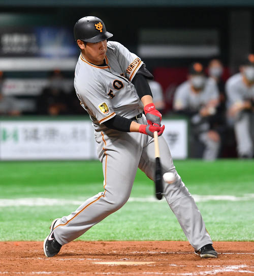 ソフトバンク対巨人　9回表巨人無死二塁、岡本は左中間へ同点適時二塁打を放つ（撮影・岩下翔太）