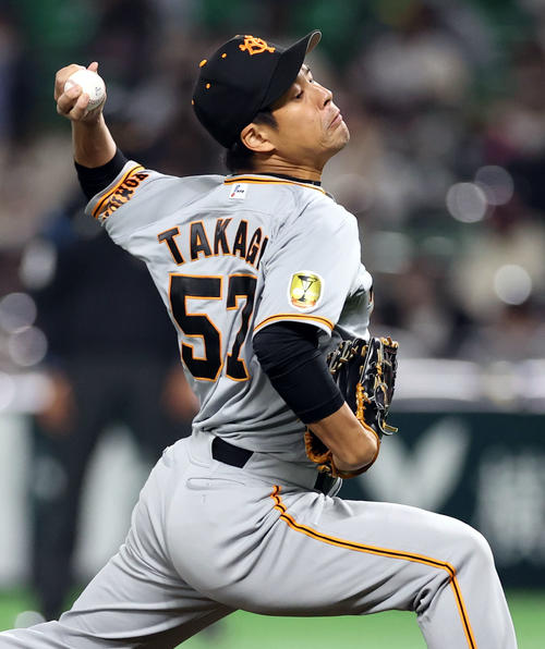 ソフトバンク対巨人　9回裏から登板する高木（撮影・狩俣裕三）