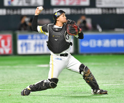 ソフトバンク対巨人　8回表巨人2死二塁、左前安打から返球の間に二塁を狙った松原をアウトにした谷川原（撮影・岩下翔太）