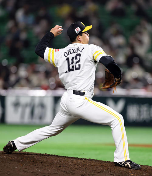 ソフトバンク対巨人　9回表から登板する大関（撮影・狩俣裕三）