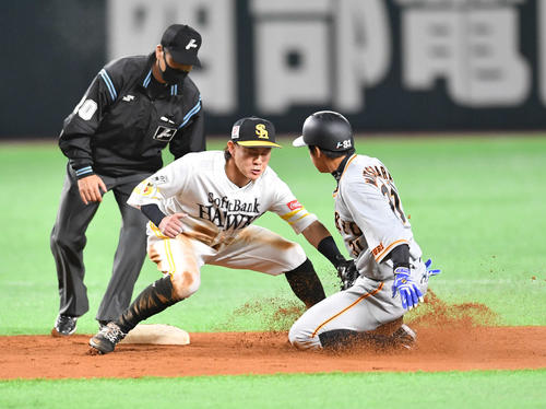 ソフトバンク対巨人　8回表巨人2死二塁、左前安打から返球の間に二塁を狙うもタッチアウトとなった松原（右）、左は牧原大（撮影・岩下翔太）