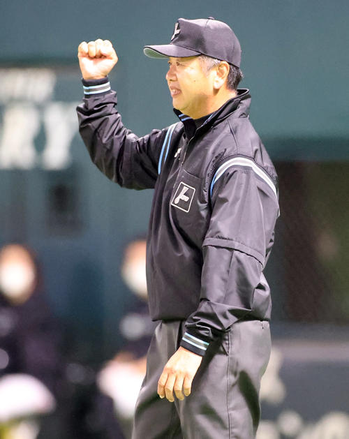 ソフトバンク対巨人　8回表巨人1死一塁、増田大の二盗を失敗で原監督からのリクエストを受け、判定通りアウトを示す嶋田塁審（撮影・狩俣裕三）