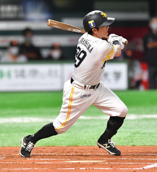 ソフトバンク対巨人　1回裏ソフトバンク1死、川島慶三は中前安打を放つ（撮影・岩下翔太）