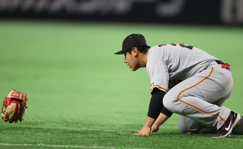 ソフトバンク対巨人　3回裏ソフトバンク2死、川島の打球が岡本和のグラブをはじき、左前打を許す（撮影・狩俣裕三）