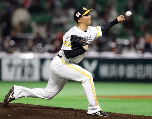 ソフトバンク対巨人　6回表から登板する川原（撮影・狩俣裕三）