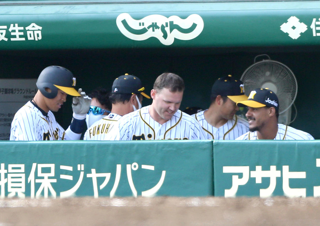 阪神対広島　5回裏阪神2死二塁、左中間越え2点本塁打を放ちベンチへ戻る佐藤輝明（左）。中央はサンズ（撮影・上山淳一）