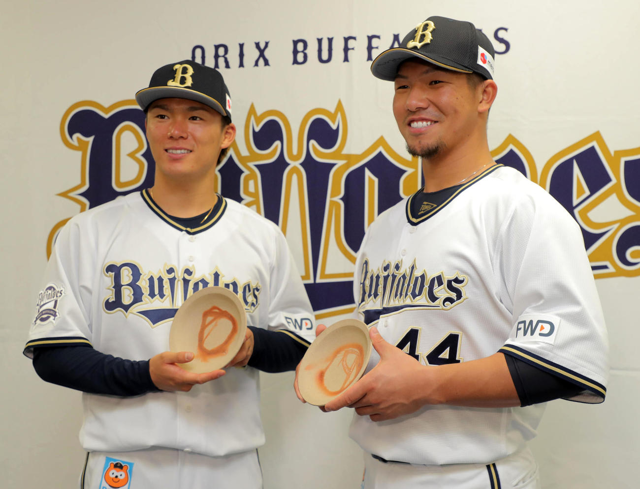 「びぜん特別観光大使」に任命されたオリックス山本由伸（左）と頓宮裕真