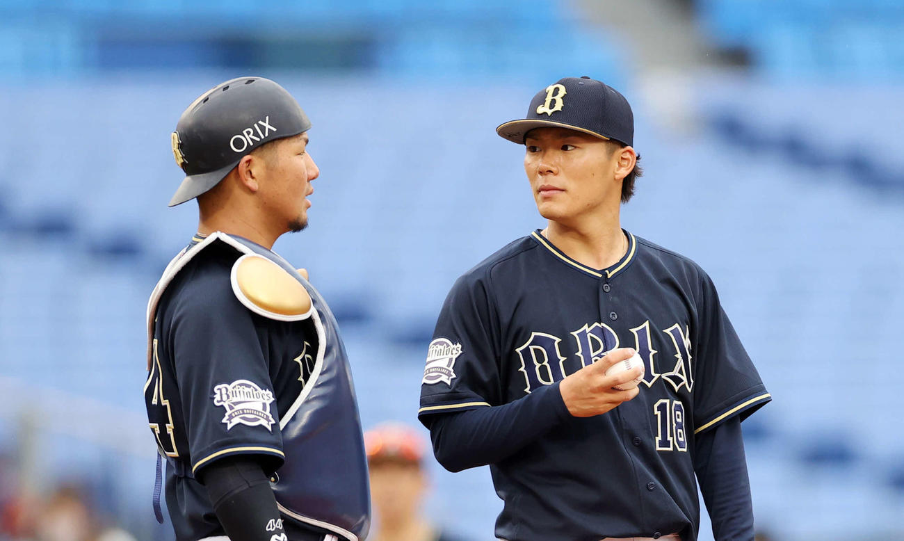 オリックス頓宮（左）と話す山本（2021年3月5日撮影）