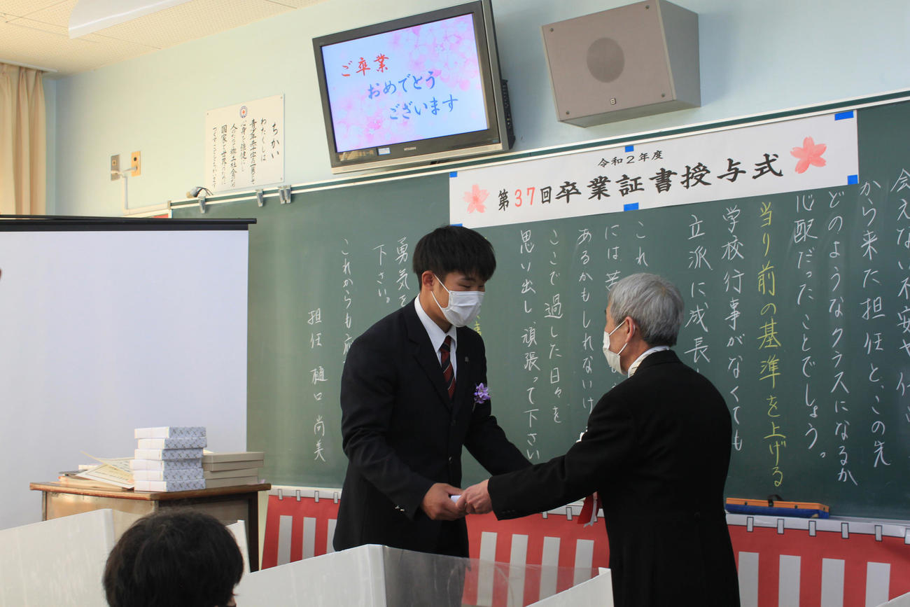 花咲徳栄高の卒業証書を受け取るソフトバンクのドラフト1位井上（同校提供写真）