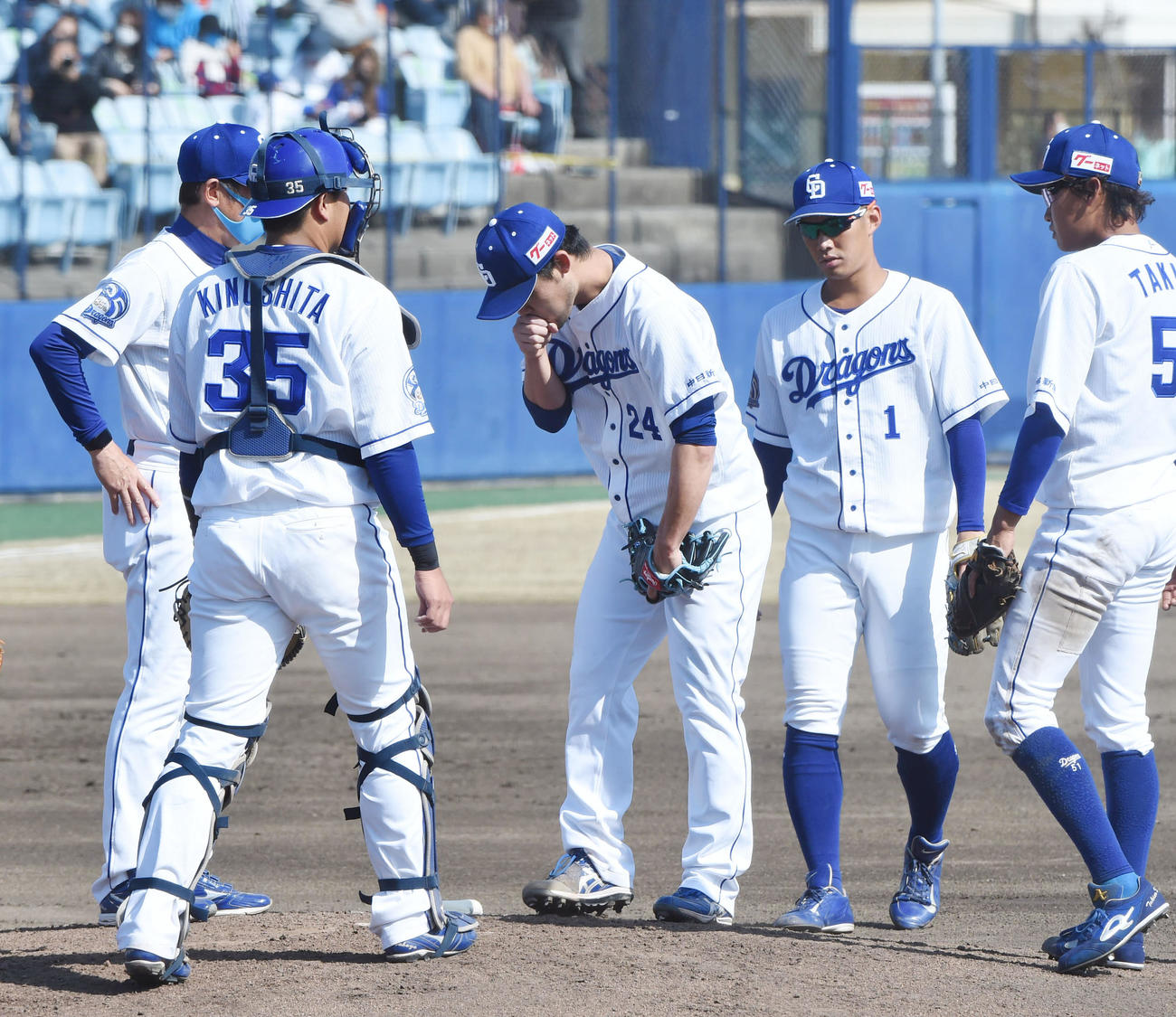 福谷のもとに集まる阿波野投手コーチと中日ナイン（撮影・森本幸一）