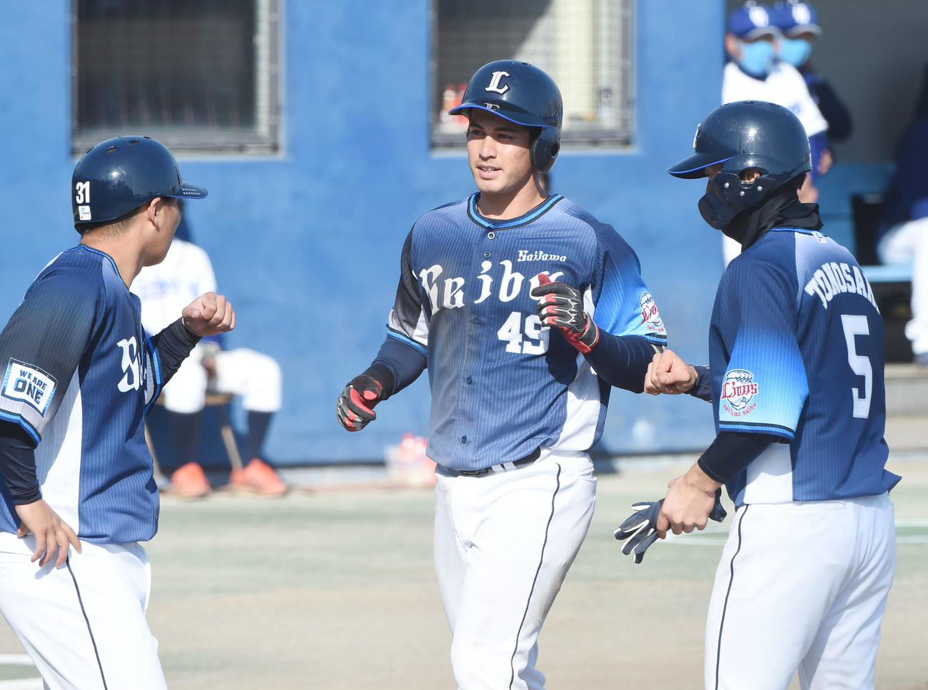 中日対西武　6回表西武2死一、二塁、左越え3点本塁打を放ち、生還するブランドン（中央）（撮影・森本幸一）
