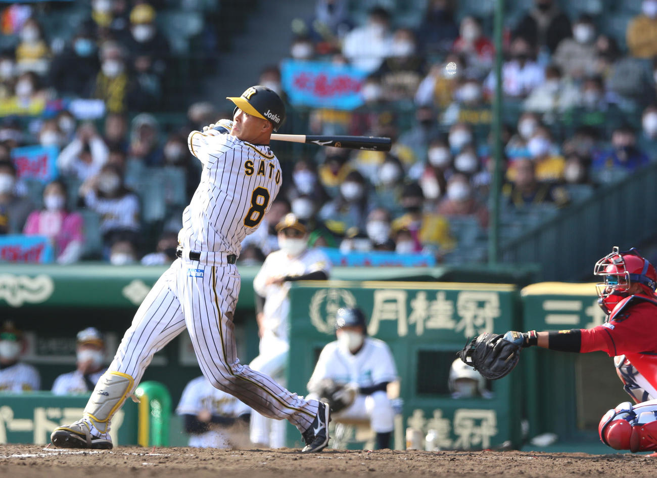 佐藤輝は左中間越え2点本塁打を放つ（撮影・上山淳一）