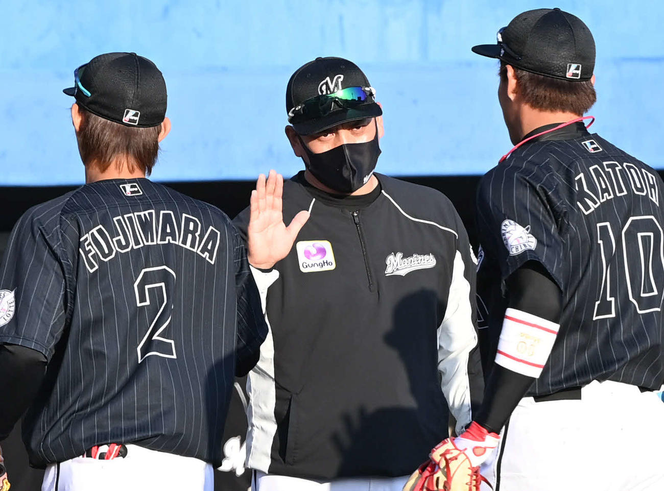 楽天対ロッテ　勝利したロッテ井口監督（中央）は選手を出迎える（撮影・山崎安昭）