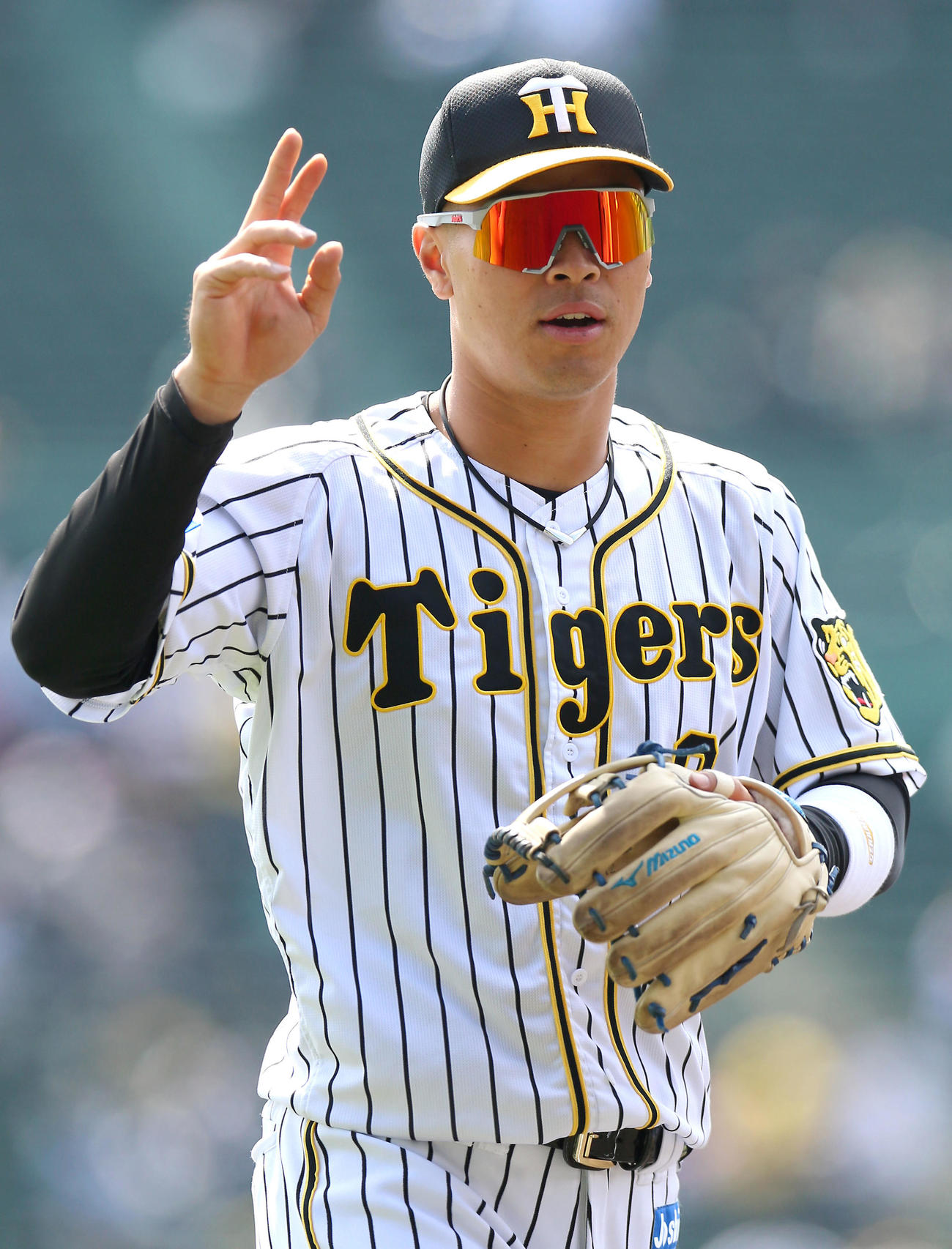 阪神対広島　試合前、スタンドのファンにポーズをとる佐藤輝明（撮影・上山淳一）