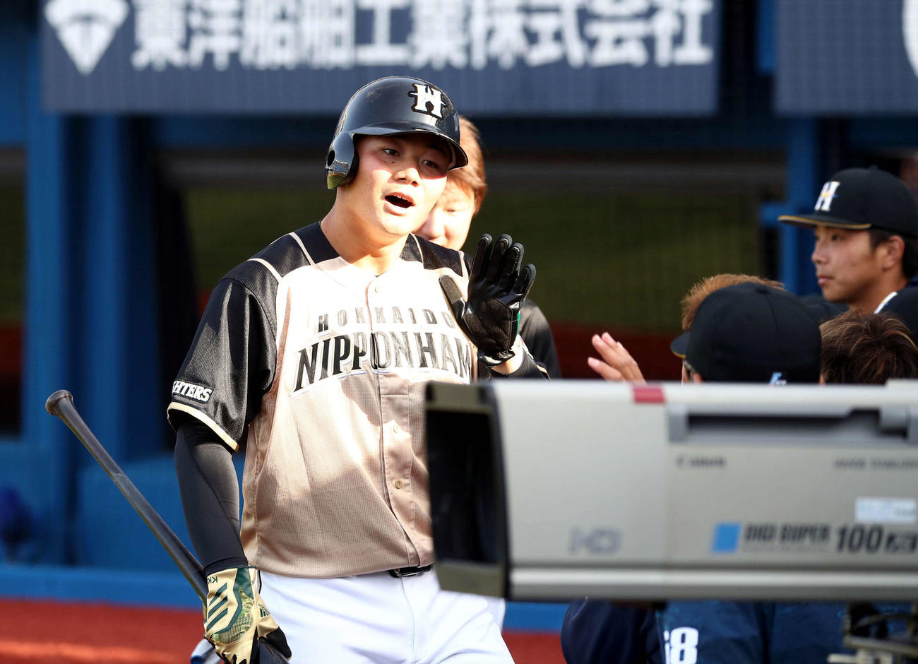 DeNA対日本ハム　7回表、生還しナインに出迎えられる清宮（撮影・黒川智章）