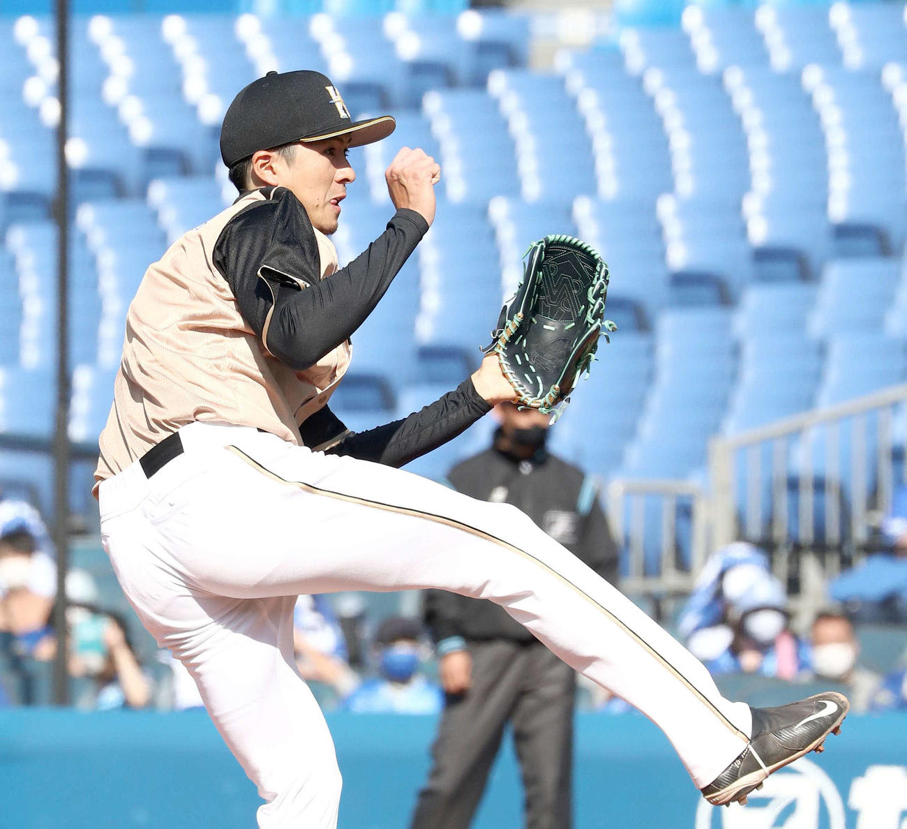 DeNA対日本ハム　4回裏DeNA2死満塁、山本を三振に仕留める上沢（撮影・黒川智章）