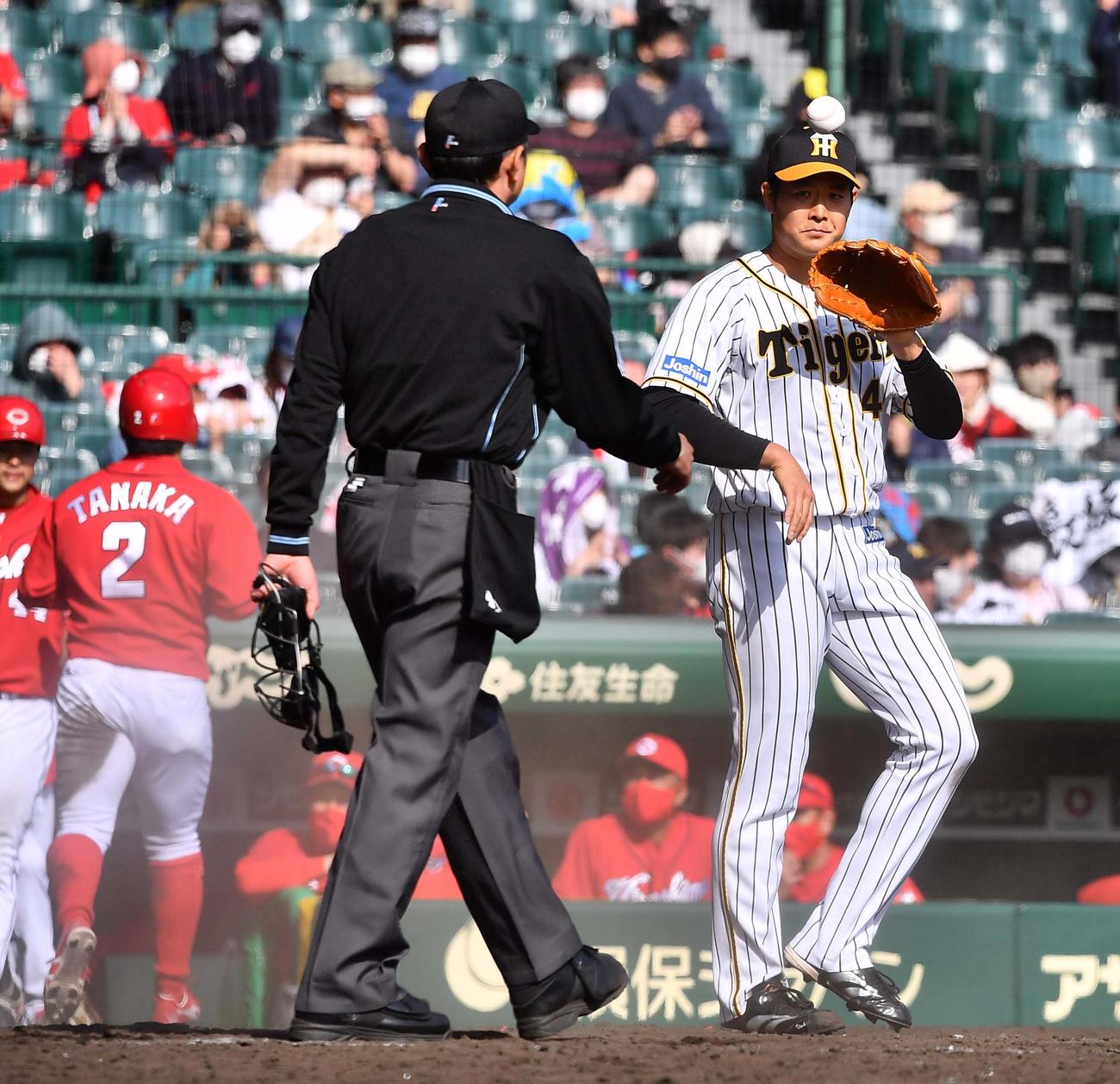 阪神対広島　5回表広島1死二塁、西川竜馬の適時打で田中広輔（左）の生還を許す阪神斎藤（撮影・上田博志）