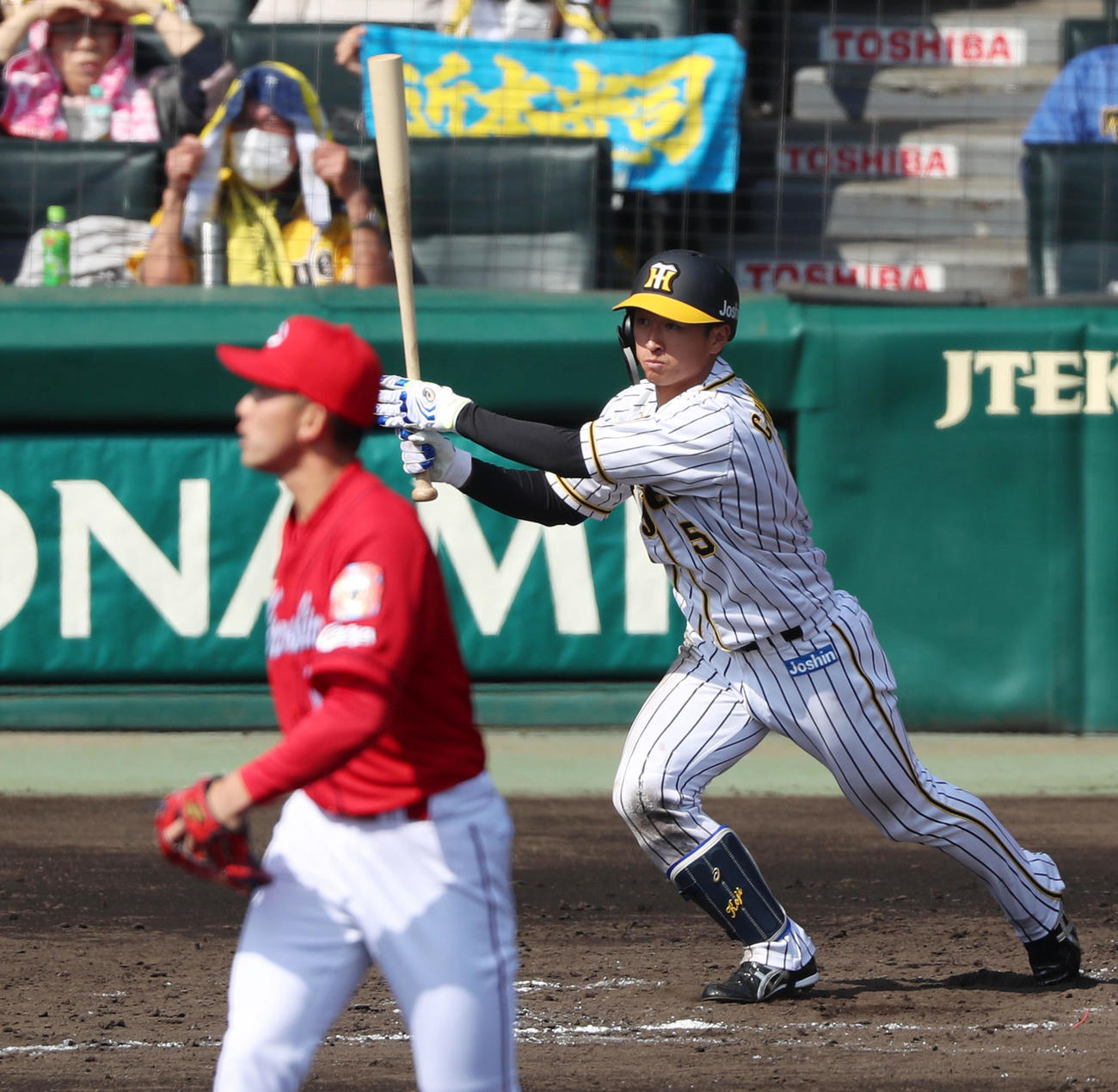 阪神対広島　3回裏阪神無死一、二塁、近本は右翼線に適時二塁打を放つ、左は中村祐（撮影・加藤哉）