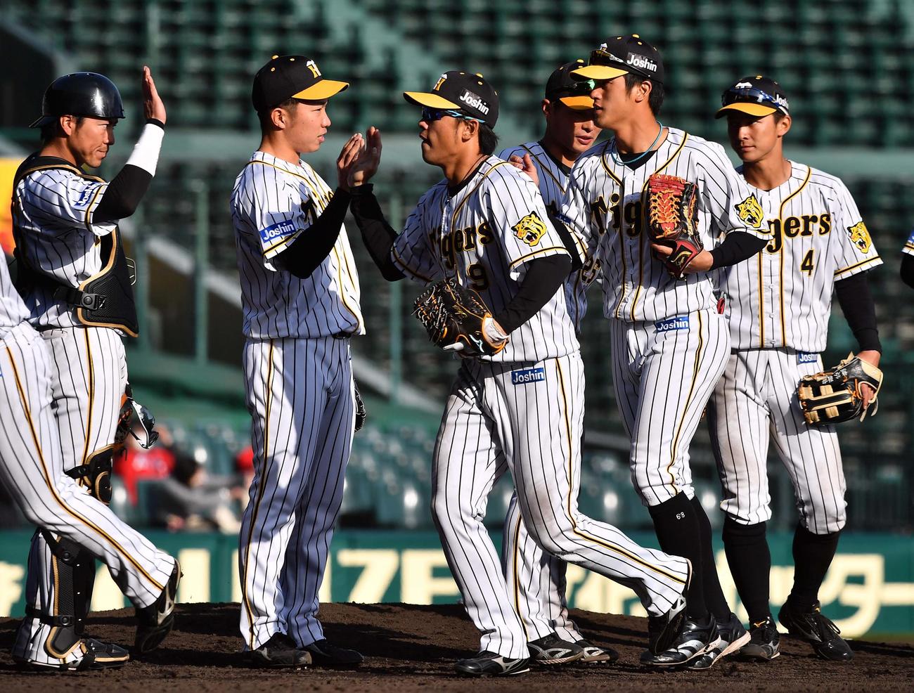 阪神対広島　広島打線を9回1イニングを無失点に抑えナインとハイタッチする石井大智（左から2人目）（撮影・上田博志）
