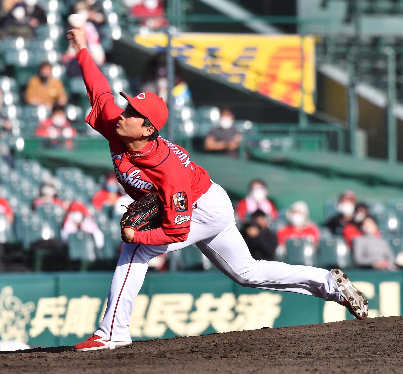 阪神対広島　8回に登板し無失点に抑える栗林（撮影・上田博志）
