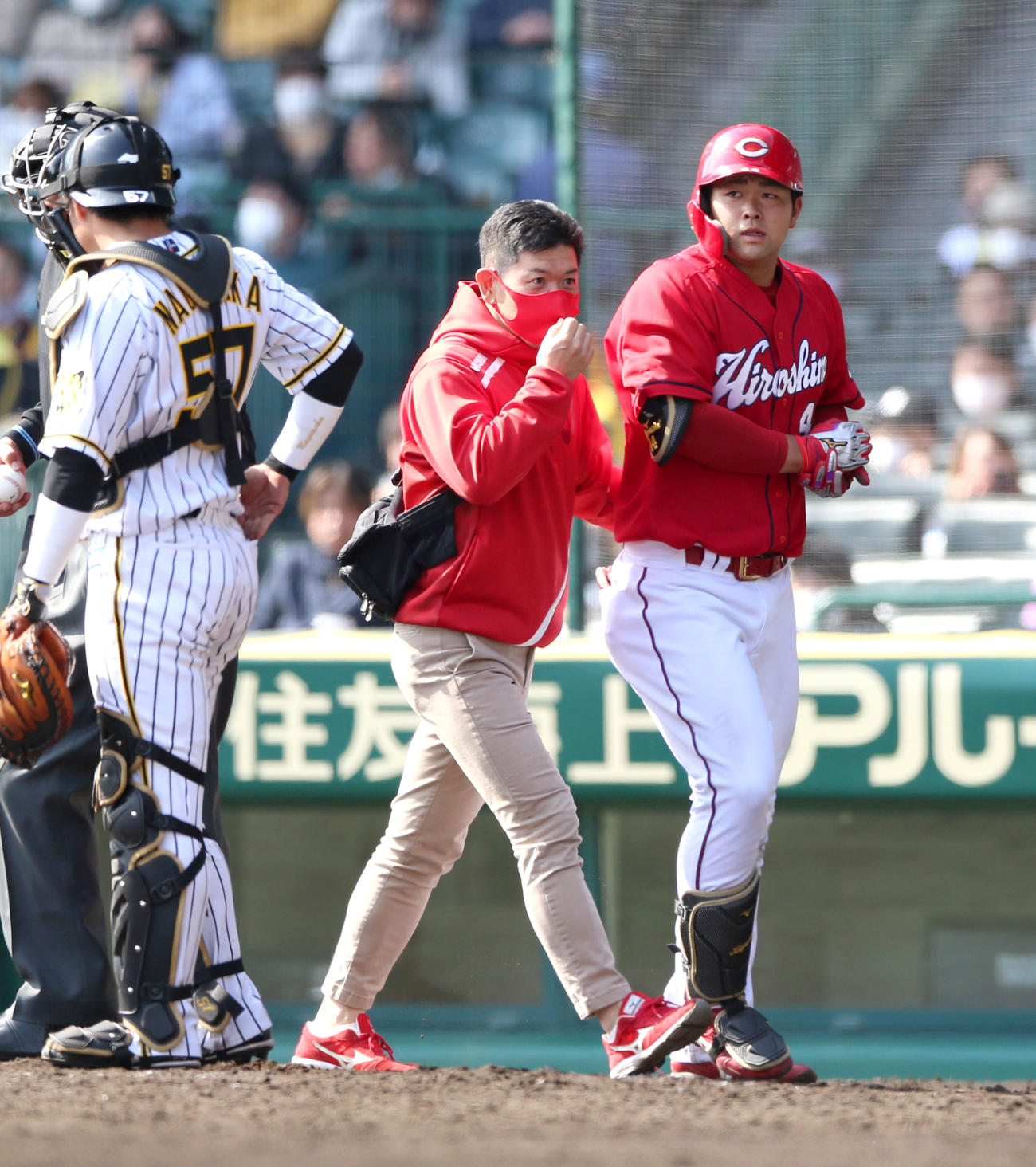阪神対広島　4回表広島1死一、三塁、林晃汰（右）は死球を受けベンチへ手当に向かう（撮影・上山淳一）
