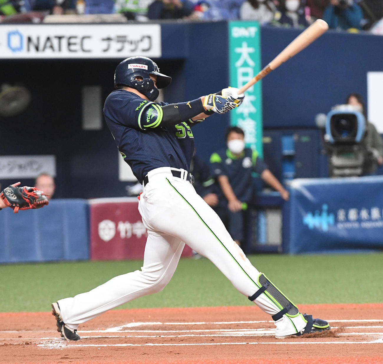 6回表無死一塁、ヤクルト村上は中越え2点本塁打を放つ（撮影・前岡正明）