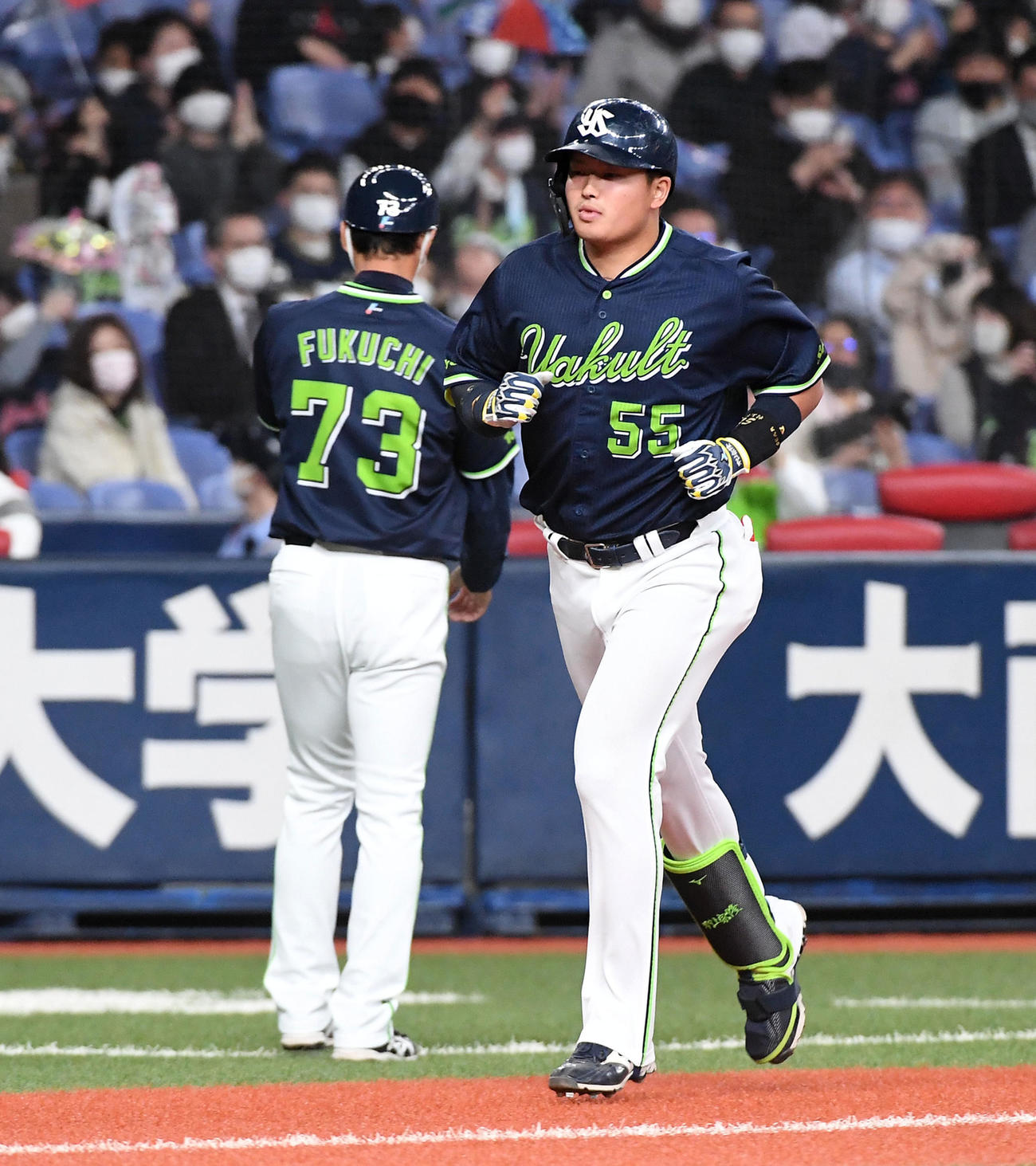 6回表無死一塁、ヤクルト村上は中越え2点本塁打を放つ（撮影・前岡正明）