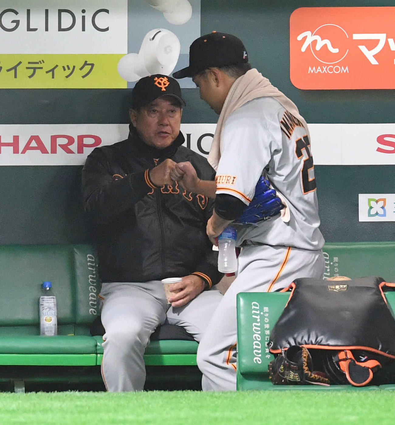 ソフトバンク対巨人　5回裏終了後、ベンチから引き揚げる今村（右）とグータッチする原監督（撮影・岩下翔太）