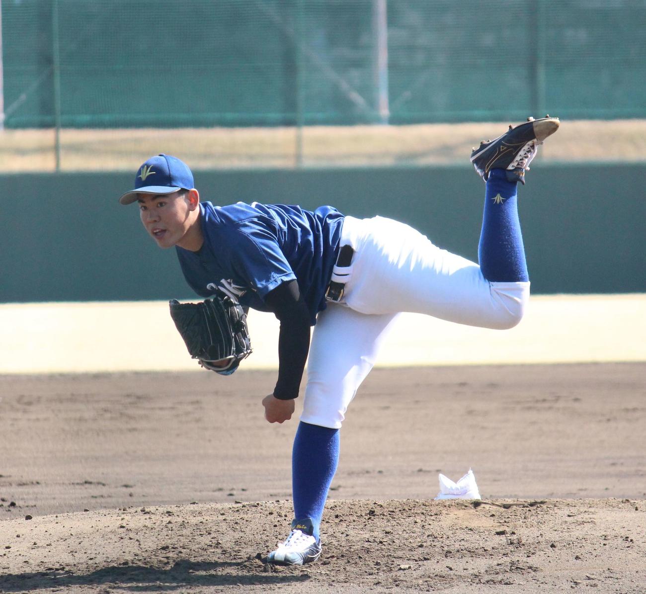 練習試合　創価大対NTT東日本　新しい黒色のグラブで登板した創価大・鈴木勇投手（撮影・保坂恭子）