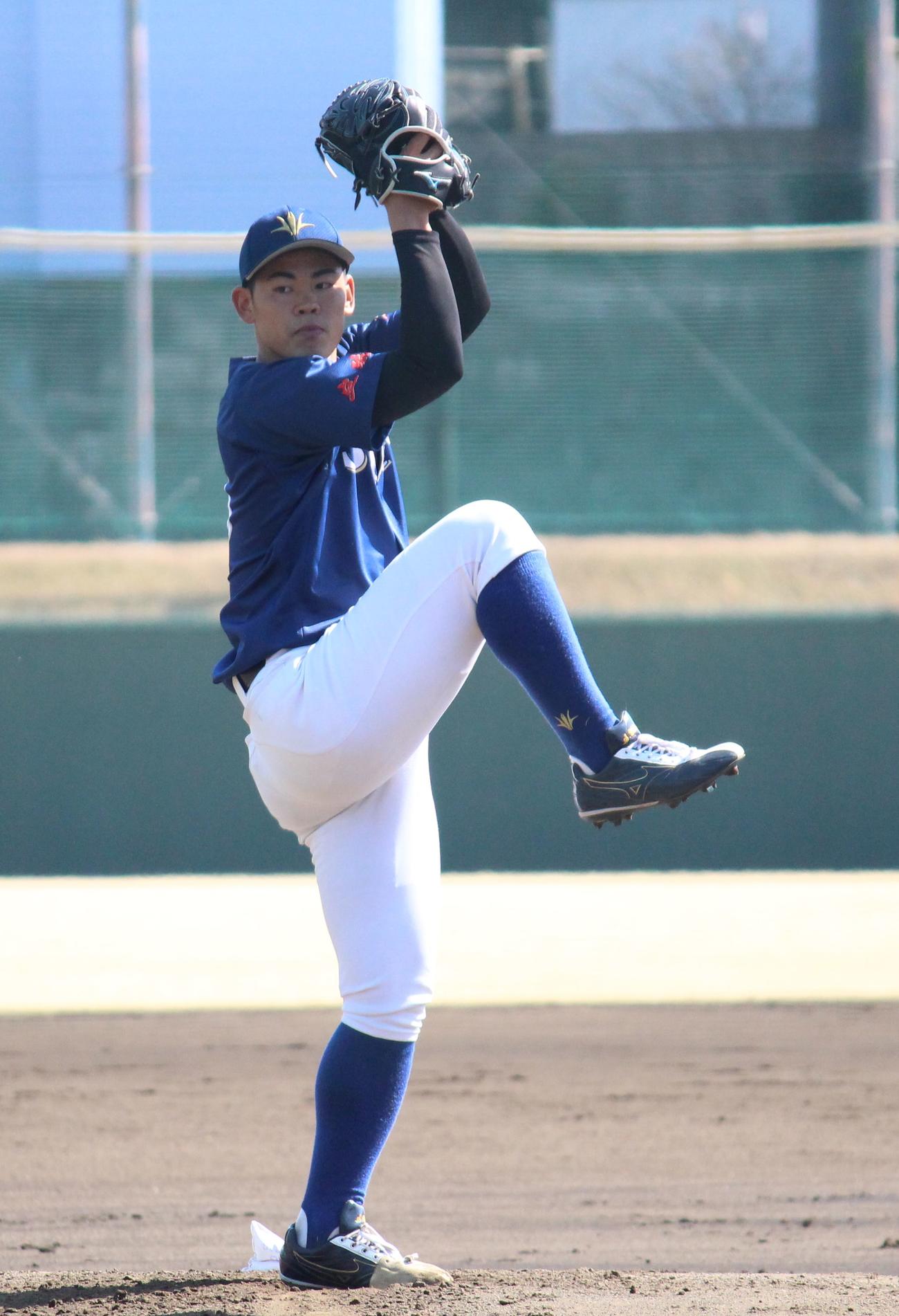 練習試合　創価大対NTT東日本　今季対外試合に初先発し、2回無失点に抑えたプロ注目の創価大・鈴木勇投手（撮影・保坂恭子）