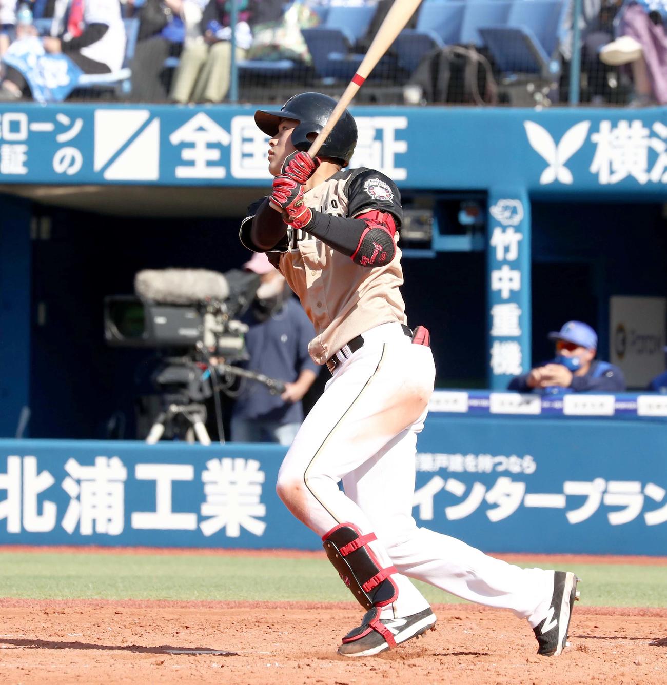 DeNA対日本ハム　4回表日本ハム2死、中越え本塁打を放つ野村（撮影・黒川智章）