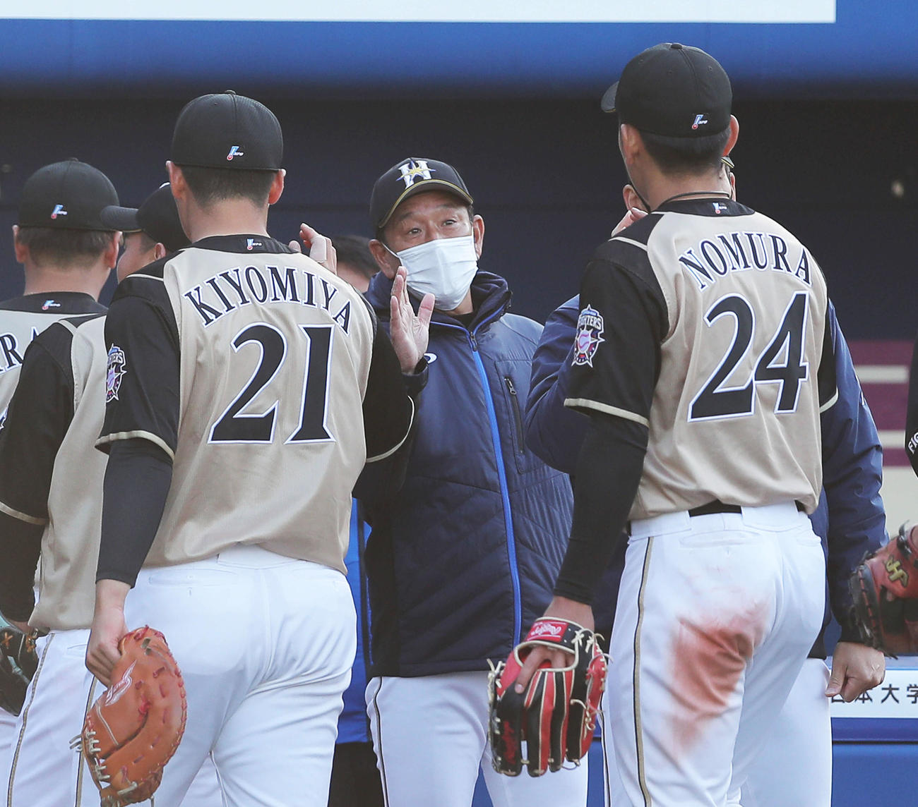 DeNA対日本ハム　DeNAに勝利し、ナインを迎える栗山監督。左は清宮、右は野村（撮影・河田真司）