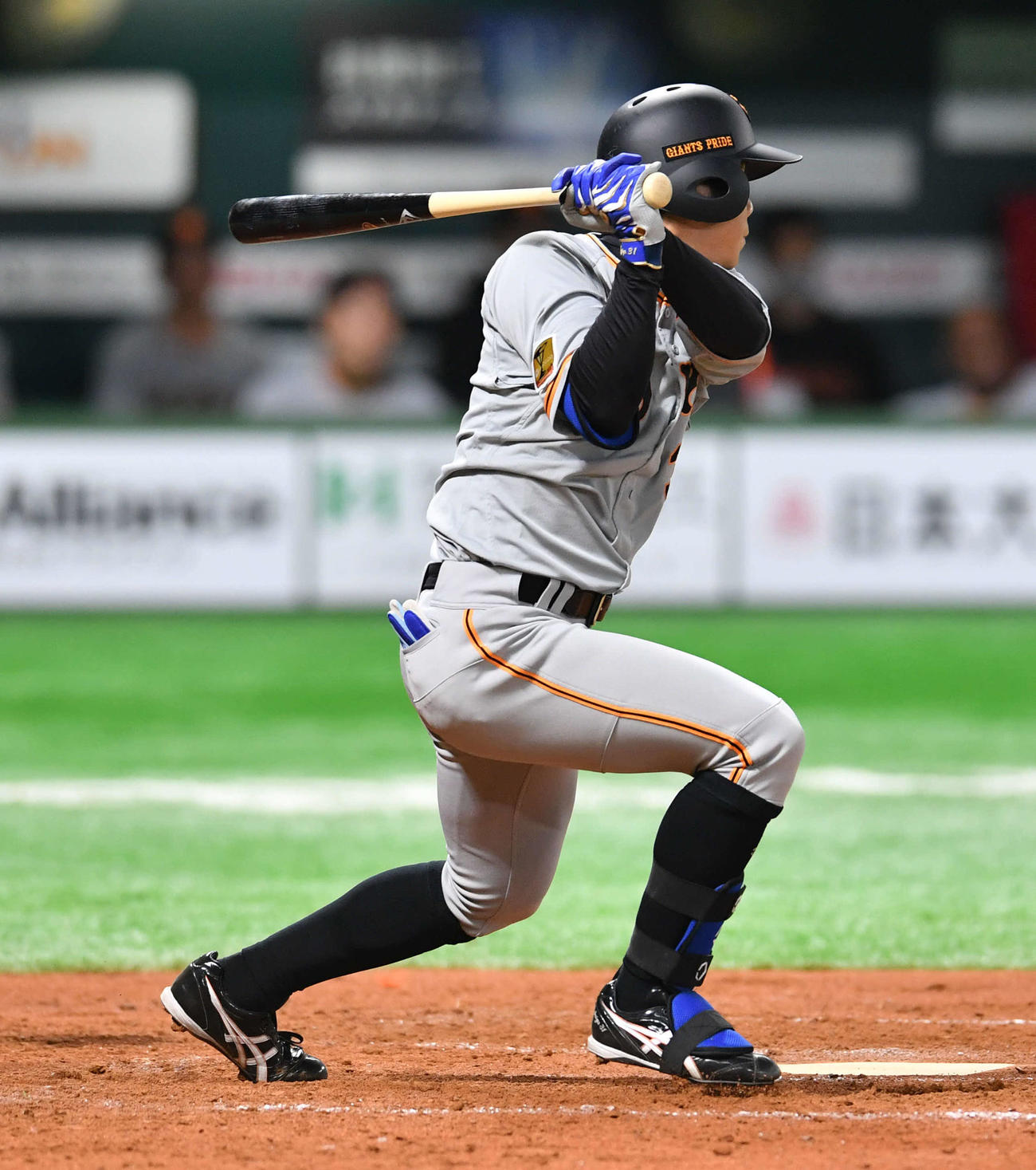 ソフトバンク対巨人　8回表巨人2死二塁、松原は左前安打を放つ（撮影・岩下翔太）