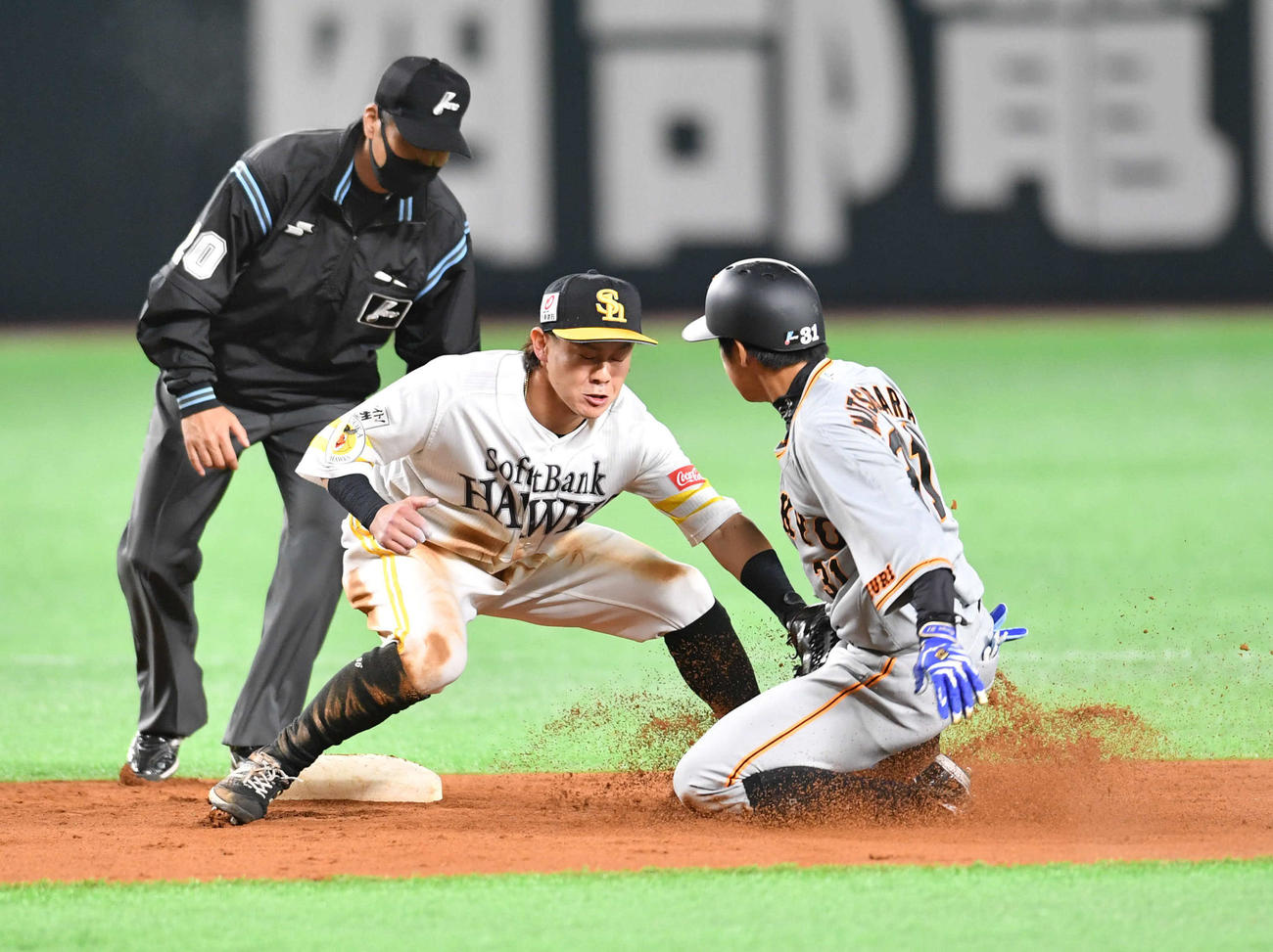 ソフトバンク対巨人　8回表巨人2死二塁、左前安打から返球の間に二塁を狙うもタッチアウトとなった松原（右）、左は牧原大（撮影・岩下翔太）