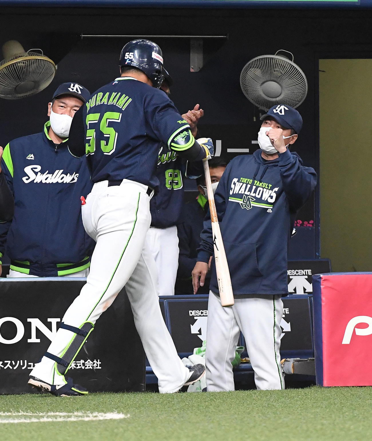 オリックス対ヤクルト　6回表ヤクルト無死一塁、中越え2点本塁打を放った村上（左）を迎える高津監督（撮影・前岡正明）